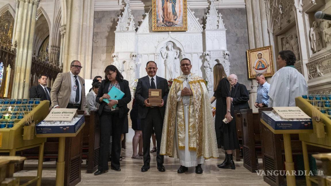 $!El cónsul general de México en Nueva York, Jorge Islas López (i), sostiene las cenizas de Clara Krause en la Catedral católica de San Patrick de Manhattan.