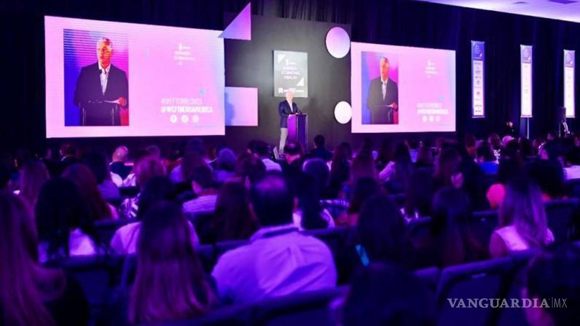 $!En el evento y posterior a su participación, Rosario Marín, ex tesorera de los Estados Unidos, entregó como obsequio un billete de dos dólares al alcalde Román Alberto Cepeda González, para desearle buena suerte.