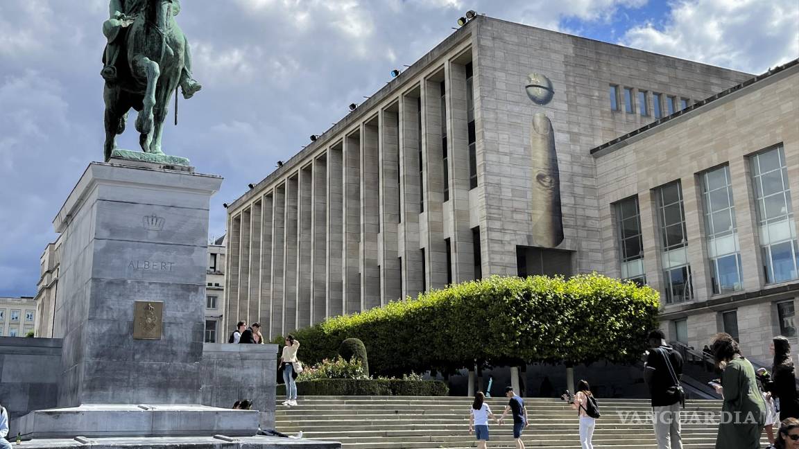 $!Explanada del jardín del Monte de las Artes, en el centro de Bruselas, con el mural de un dedo que aparece en el cuadro Literatura prohibida del pintor belga René Magritte.