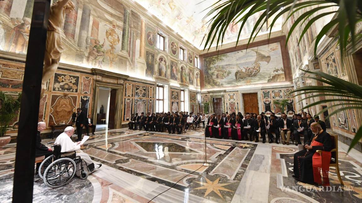 $!El papa Francisco en una reunión con miembros de la ‘Conferencia de Líderes Juveniles Siro-Malabar’, durante su peregrinaje a Roma, en la Ciudad del Vaticano.