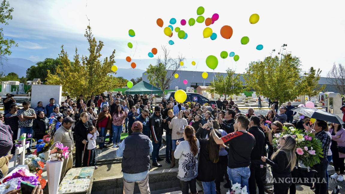 $!Familias y asistentes despidieron a Ociel Baena lanzando globos al aire.