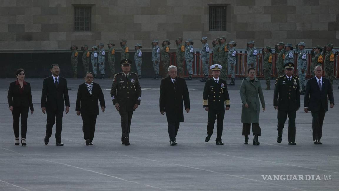 AMLO lidera ceremonia de izamiento de bandera a media asta en memoria de víctimas de los sismos de 1985 y 2017