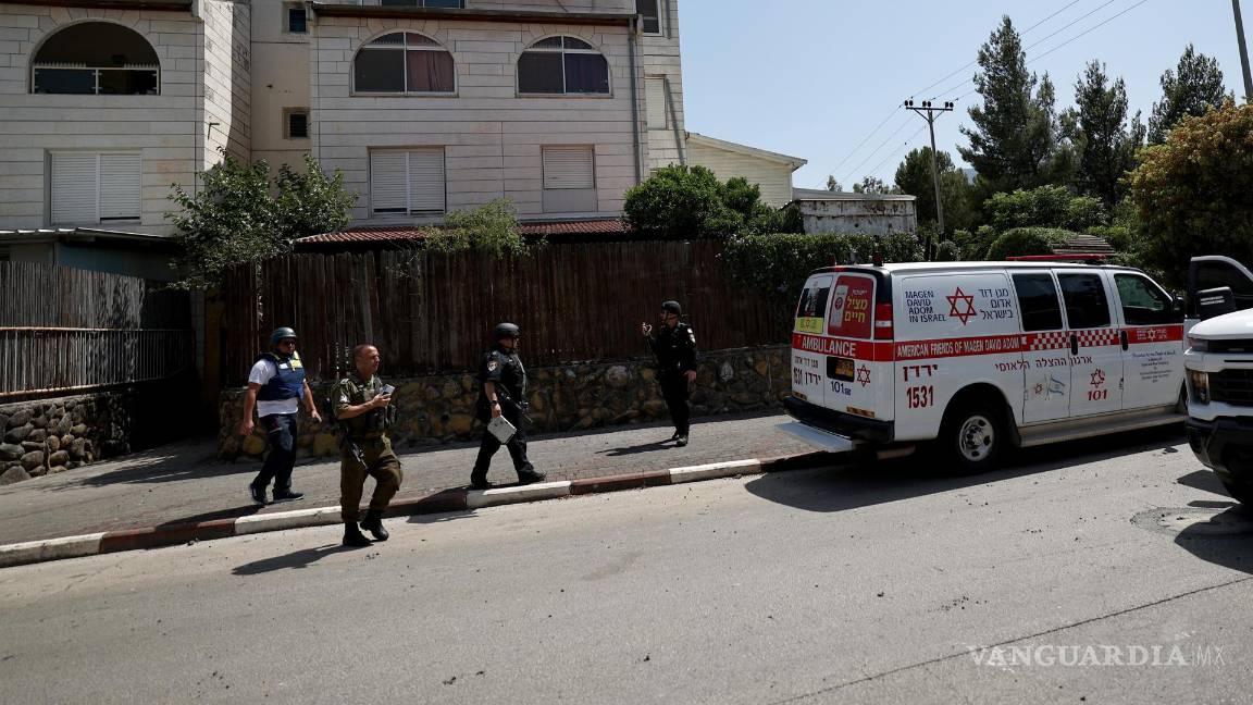 $!Personal de seguridad israelí inspecciona el lugar donde cayeron algunos proyectiles disparados por Hezbolá desde el Líbano.