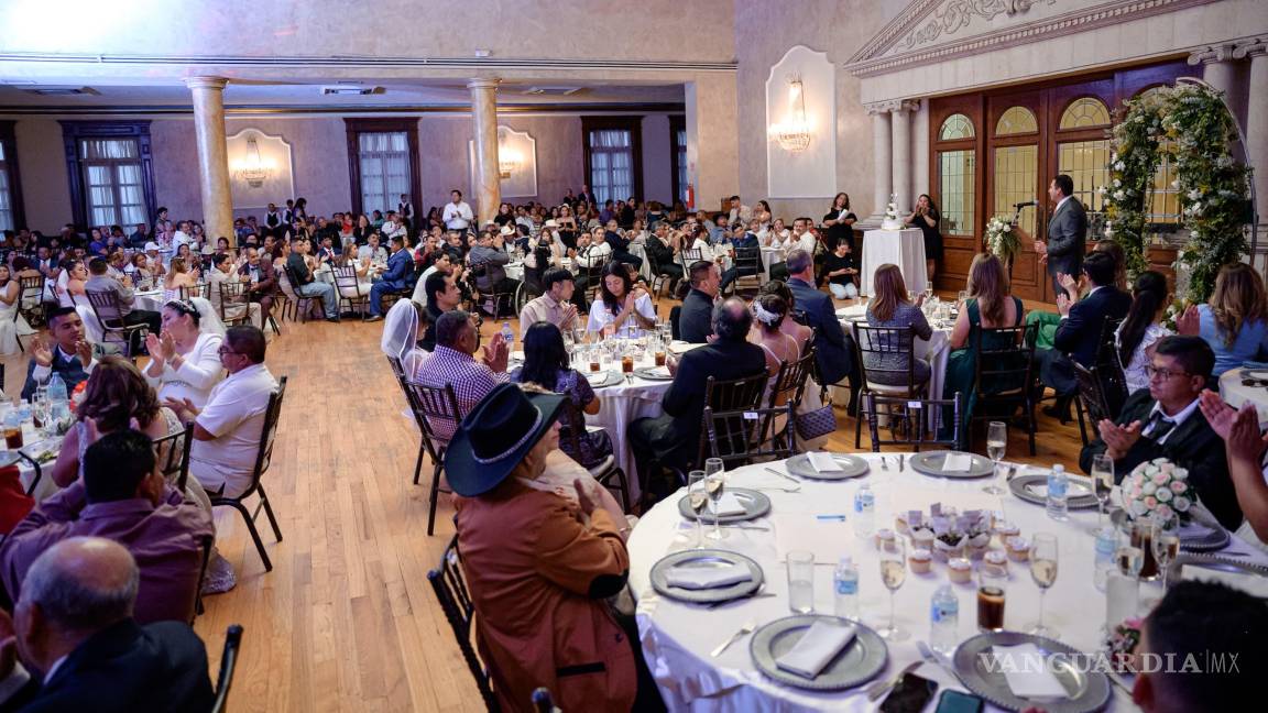 $!Las parejas celebraron su enlace con vals, pastel y cena tras recibir sus actas matrimoniales.