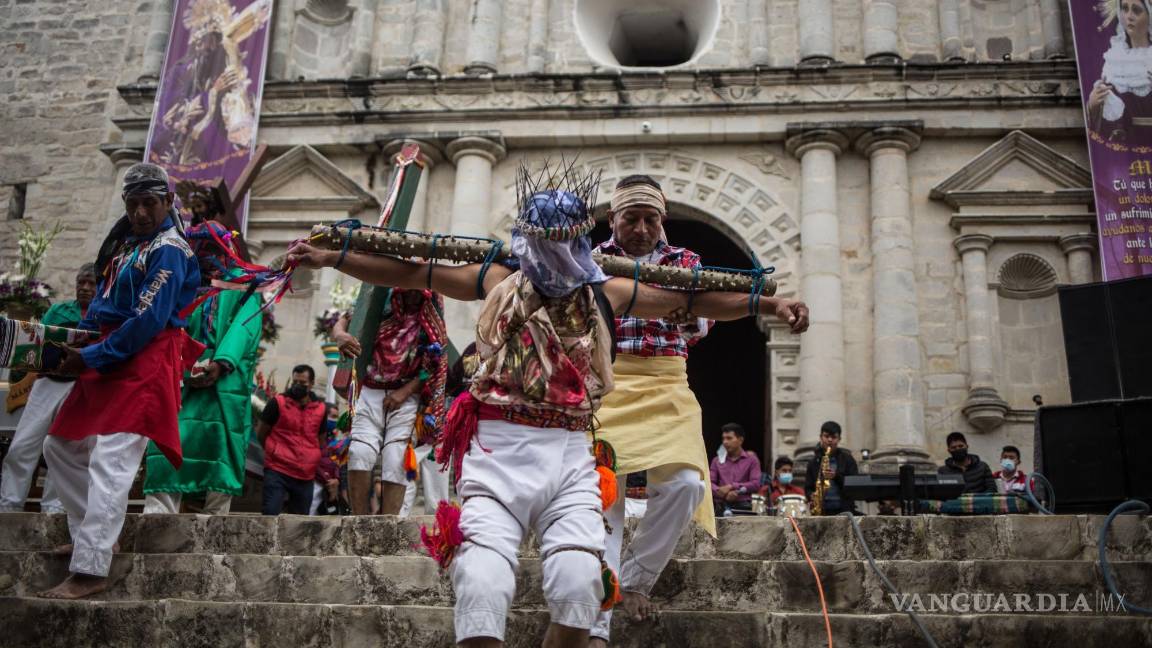 $!Penitentes participan en la tradición de los gateadores este Viernes Santo, en el municipio de San Andrés Sajcabaja, en el departamento de Quiché, Guatemala.