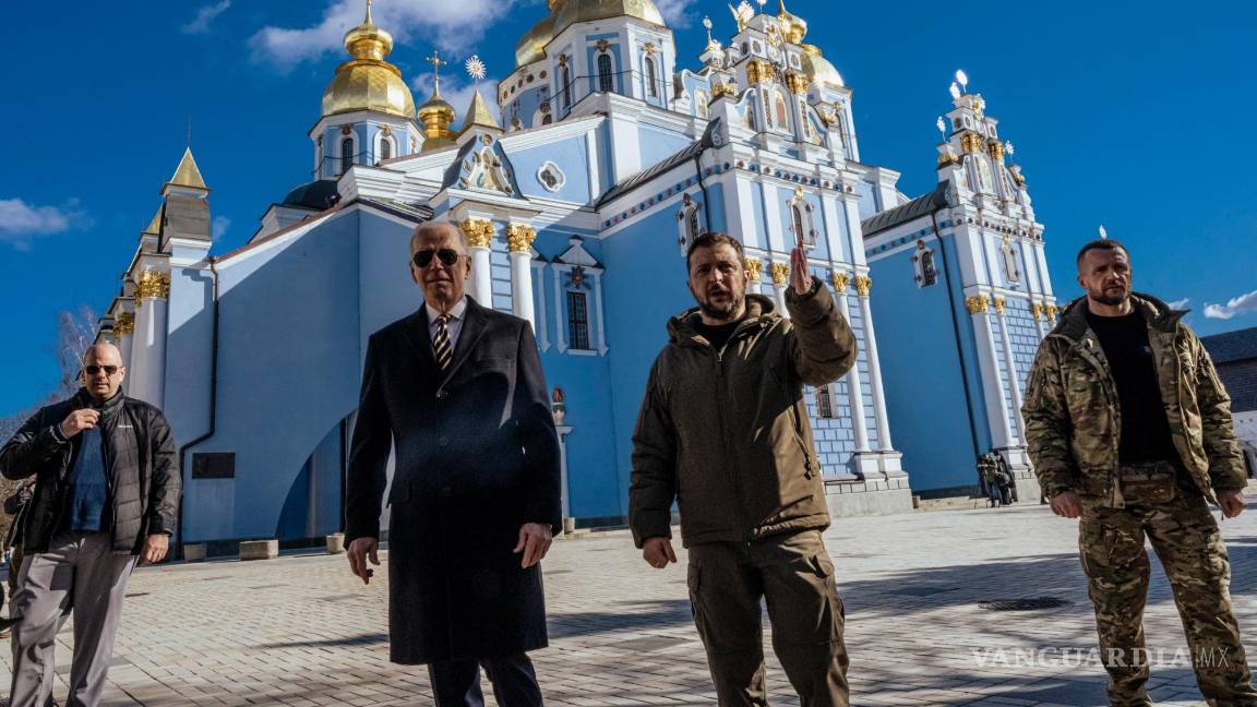 $!Joe Biden, a la izquierda, y el presidente Volodymyr Zelenskyy de Ucrania en el Monasterio de las Cúpulas Doradas de San Miguel en Kiev, capital de Ucrania.