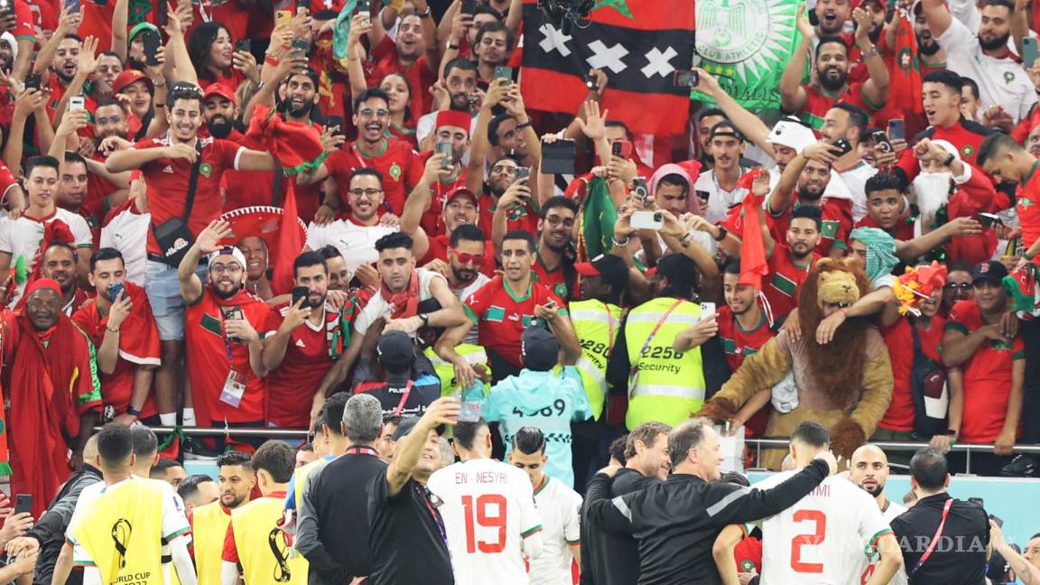 $!Aficionados de Marruecos celebraron el pase a Octavos de Final.