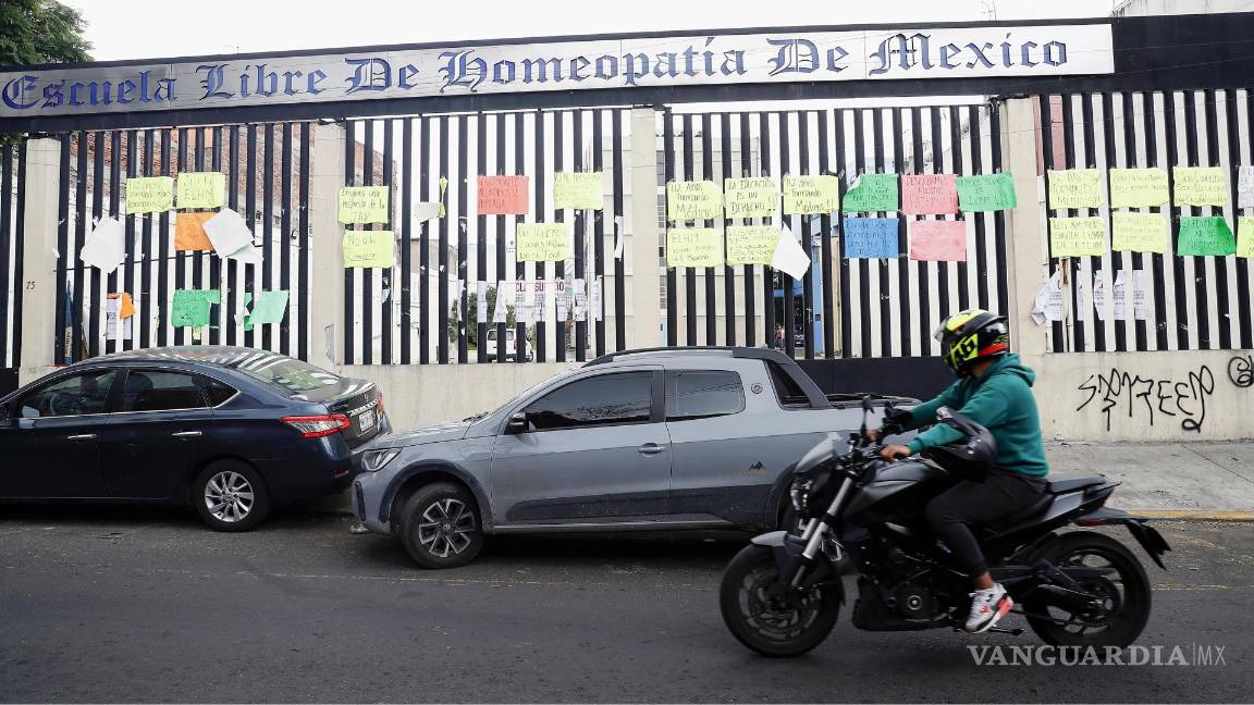 $!Exterior de la sede de la 'Escuela Libre de Homeopatía de México' con carteles de protesta en Ciudad de México. La CDMX ahora es un punto crítico para cientos de migrantes.