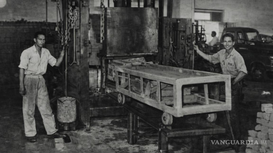 $!Proceso de fabricación de dentro de la empresa Muelles Coahuila, por esta empresa la pequeña calle lleva el nombre de Muelles.