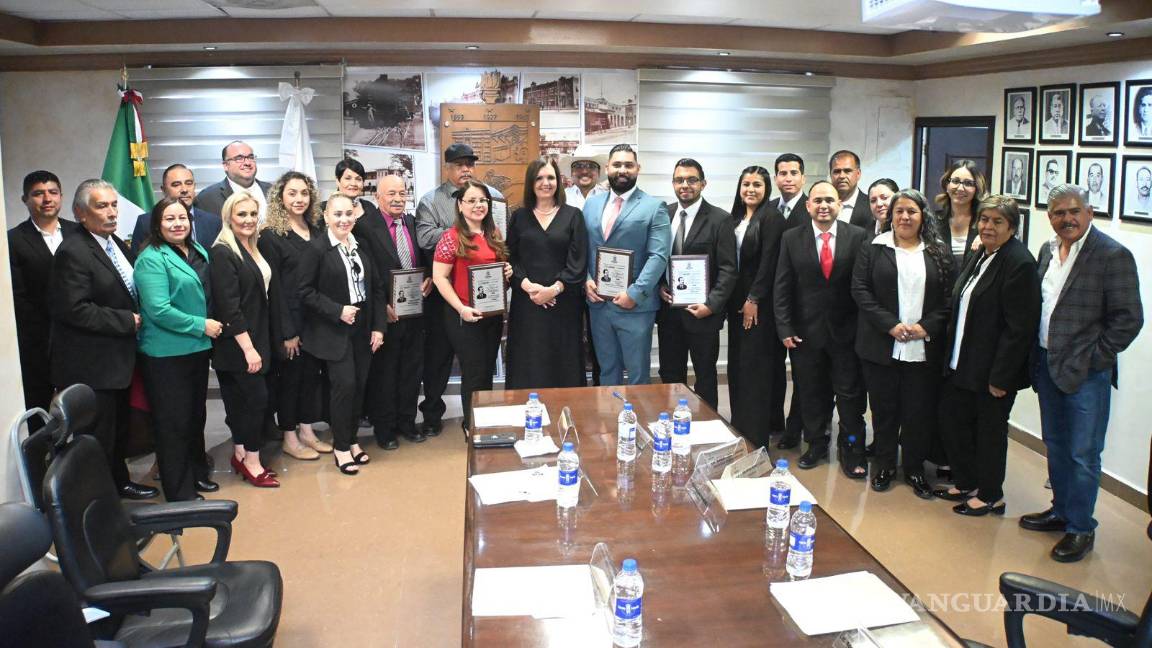 $!Cinco fronterenses fueron reconocidos por su aportación en los ámbitos educativo, deportivo, cultural y social durante la ceremonia realizada en la Sala de Cabildo.