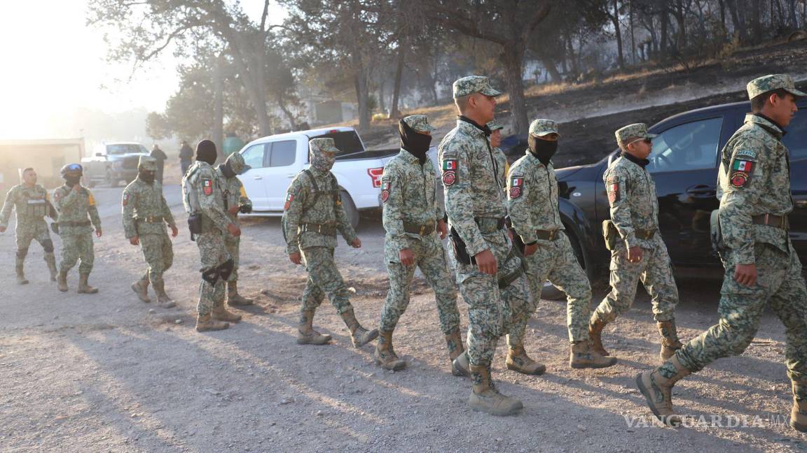 $!Elementos del Ejército Mexicano se sumaron a las labores para contener el incendio en Huachichil y apoyar en la protección de la zona forestal.