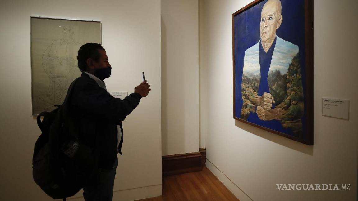 $!Un hombre toma una fotografía de la obra Retrato de Carlos Pellicer del artista Kleómenes Stamatiadesen el Museo Nacional de Arte en Ciudad de México.