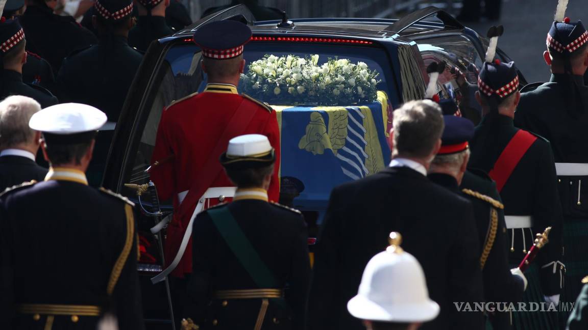 Cortejo fúnebre con los restos de la reina Isabel II sale del palacio de Edimburgo