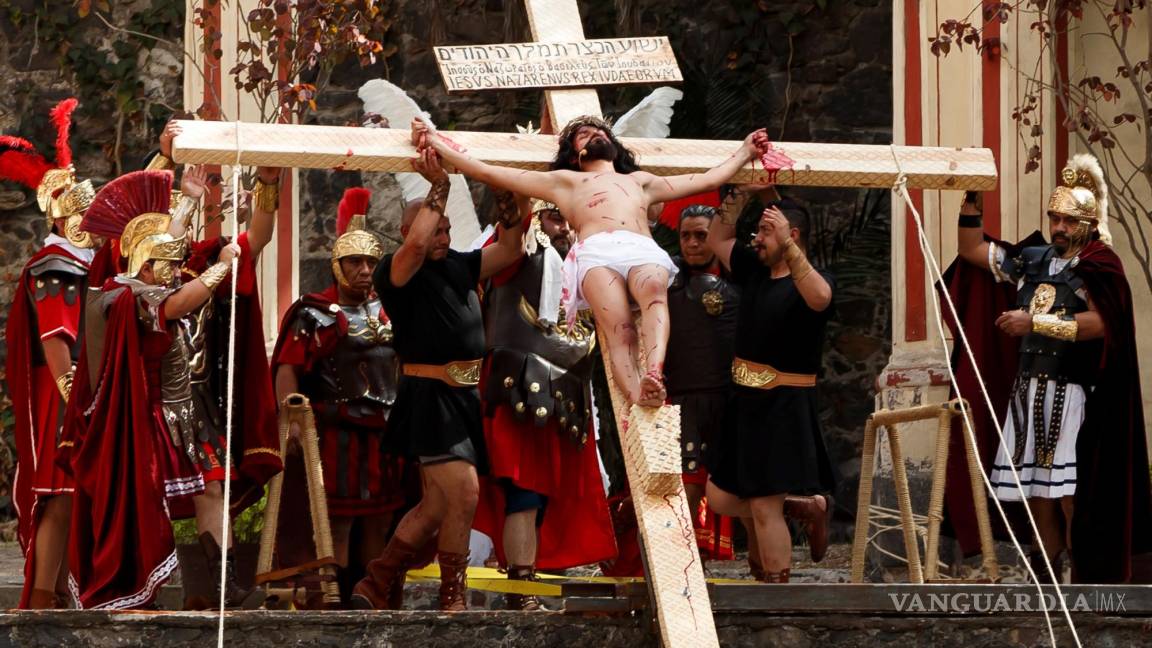 $!Ciudadanos participan en la representación de la Pasión de Cristo el Viernes Santo, en la alcaldía de Iztapalapa, en Ciudad de México (México).
