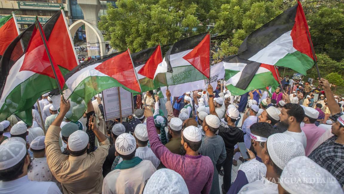 $!Activistas bangladesíes protestan en solidaridad con el pueblo palestino en la mezquita Baitul Mukarram en Dhaka, Bangladesh.