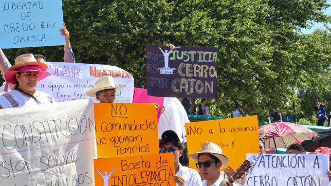 Por no profesar la religión católica desplazan a familias en Oaxaca