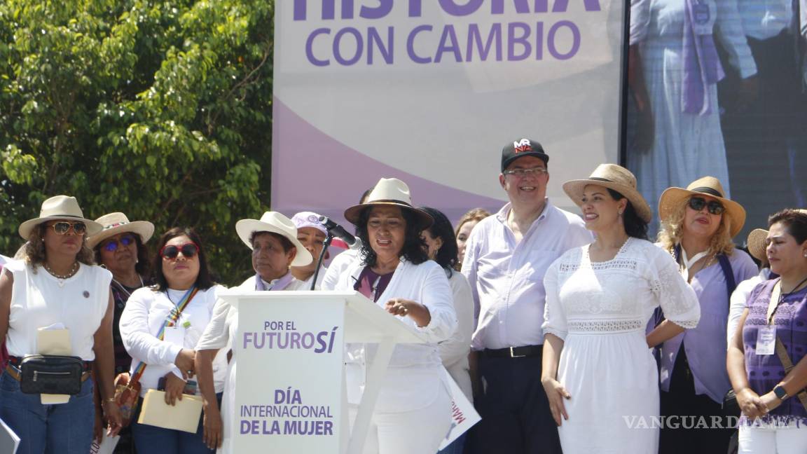 $!La alcaldesa de Acapulco, Abelina López, presidió el contingente y se pronunció en favor de la figura del canciller.