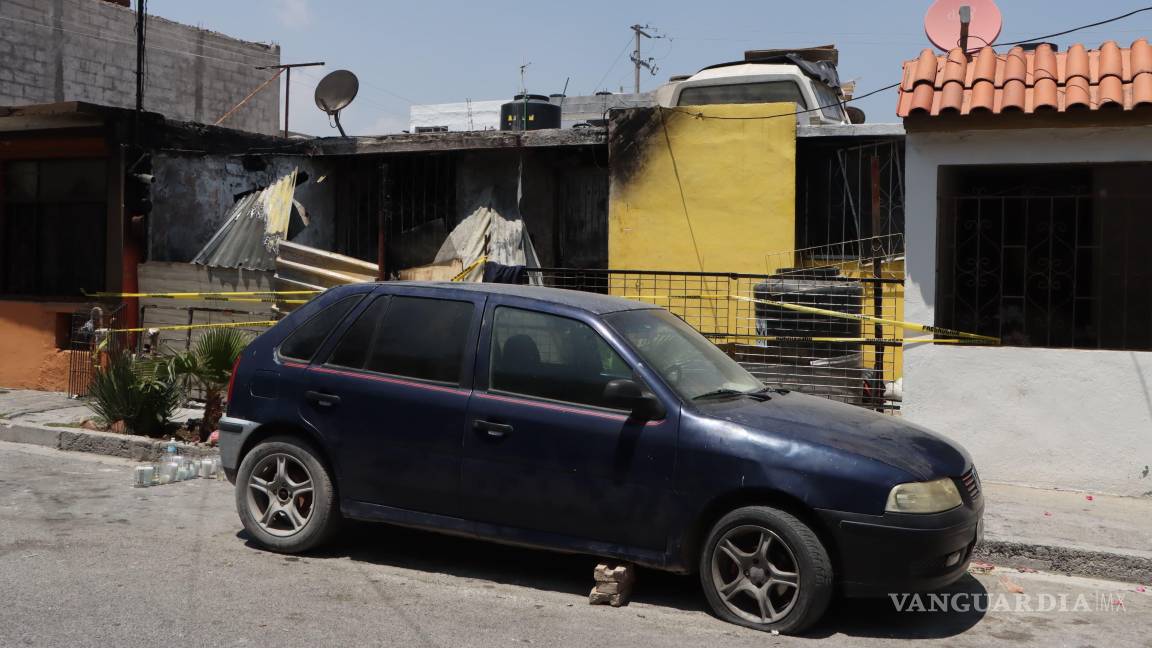 $!La vivienda donde ocurrió el incendio sigue acordonada por las autoridades; los vecinos no han dejado de mostrar su solidaridad.