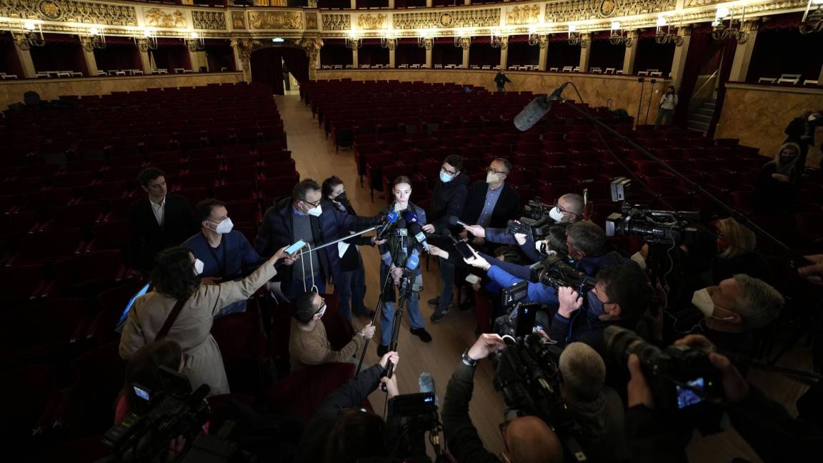 $!La bailarina rusa Olga Smirnova habla con periodistas en el Teatro San Carlo en Nápoles, Italia.