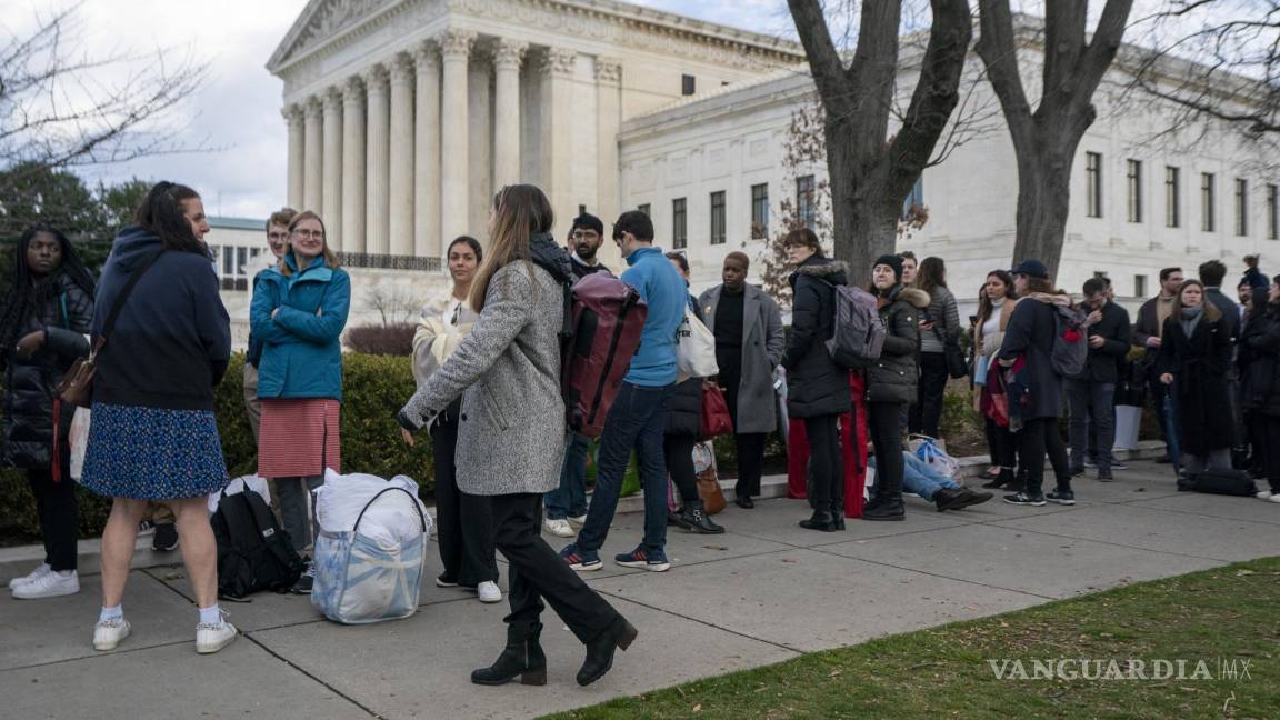 $!La gente se reúne afuera mientras se escuchan los argumentos orales en Gonzalez vs. Google en la Corte Suprema en Washington, DC.