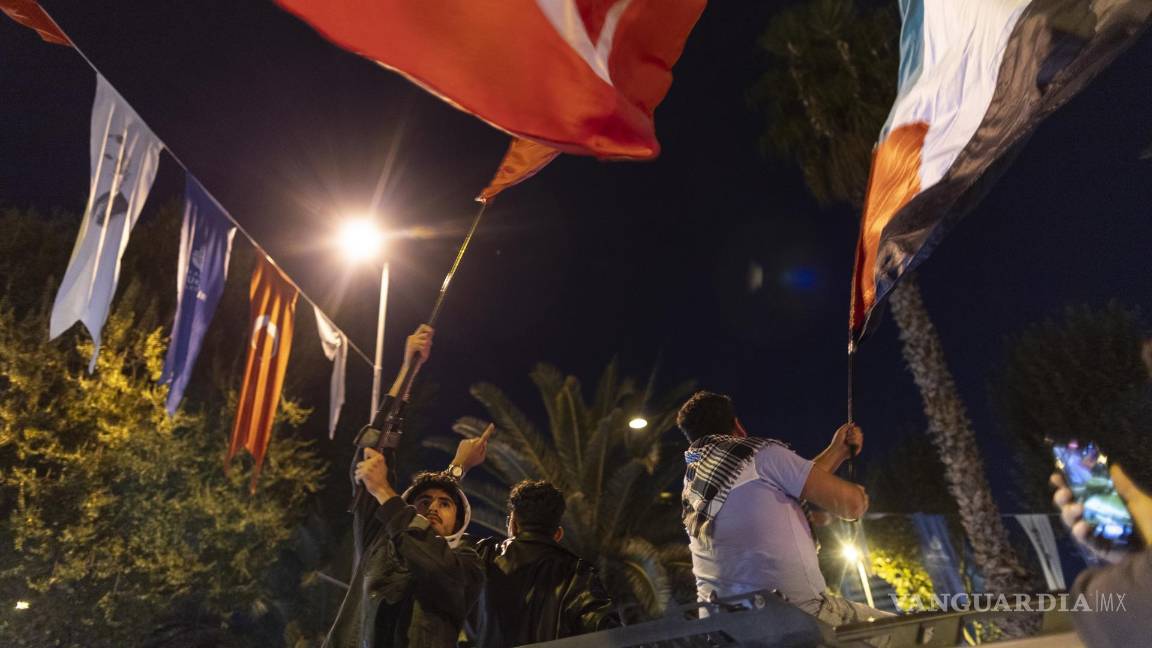 $!El pueblo islamista turco sostiene banderas turcas y palestinas para mostrar solidaridad con el pueblo palestino en Estambul, Turquía.