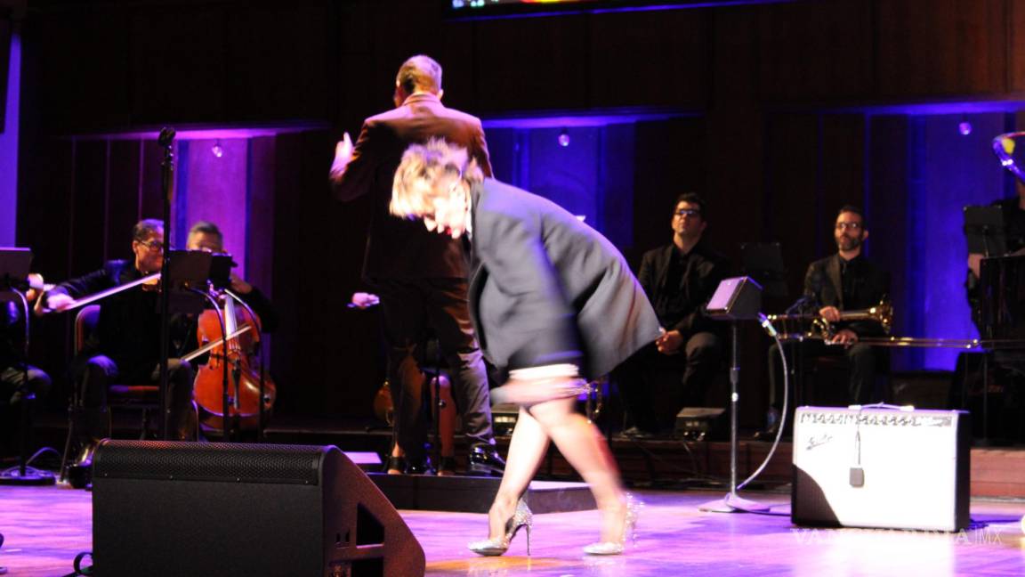 $!La cantante mexicana Alejandra Guzmán tambalea antes de caer al suelo durante su actuación en la gala de la Herencia Hispana de Estados Unidos.