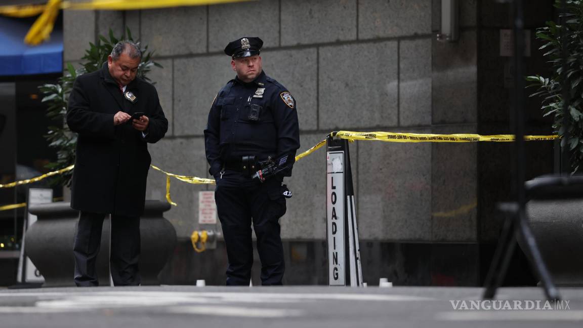 $!Investigadores policiales en el lugar donde el director ejecutivo de UnitedHealthcare, Brian Thompson, fue asesinado a tiros.