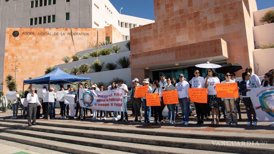 $!Trabajadores del Poder Judicial de la Federación de juzgados de Zacatecas se manifestaron a las puertas del edificio sede en el Estado el 13 de octubre.