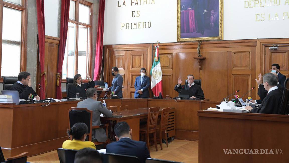 $!La Primera Sala de la SCJN resolvió una contradicción de criterios en la que dos tribunales colegiados sostuvieron puntos contrarios respecto a si la calidad de mujer o persona con capacidad de gestar es suficiente para reconocer su interés legítimo para impugnar las normas que establecen como delito el aborto, sin necesidad de que haya un acto de aplicación de las normas penales que se impugnan en el juicio de amparo, conforme a los artículos 107, fracción I, de la Constitución Política del país y 5, fracción I, de la Ley de Amparo.