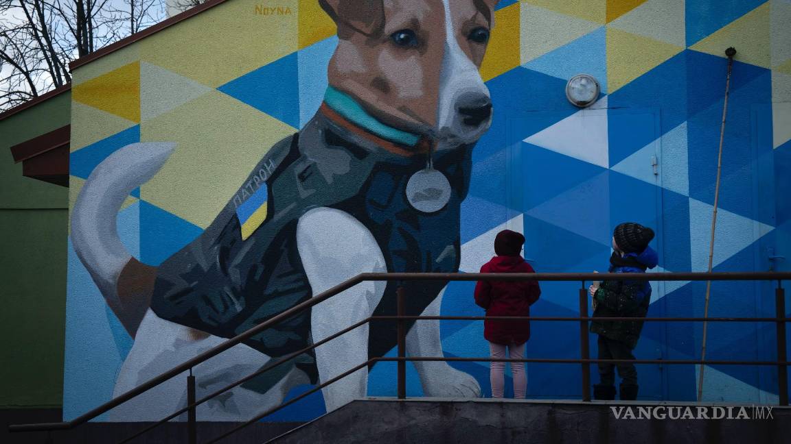 $!02/02/2024. Un mural con la imagen de un terrier llamado Patron, un perro de rastreo que es la mascota del Servicio de Emergencias de Ucrania, en Kiev, Ucrania.