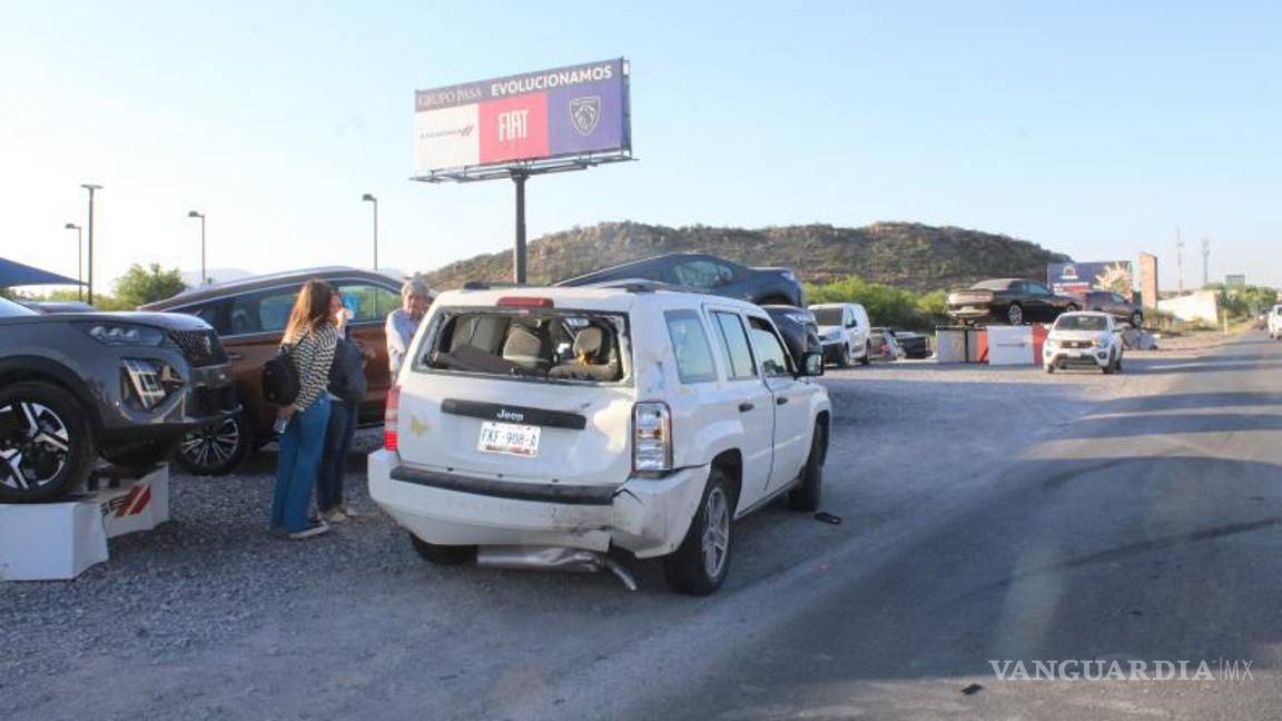 $!Agentes de Tránsito Municipal de Saltillo acudieron al lugar para tomar conocimiento del accidente.