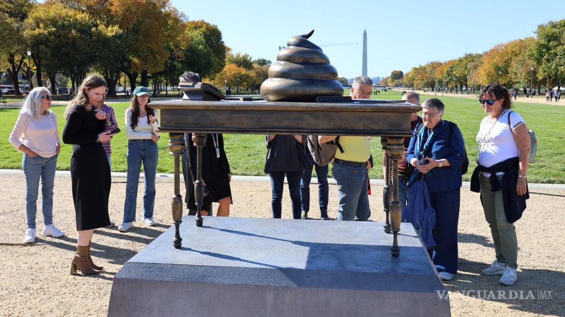 Instalan un monumento con forma de un excremento frente al Capitolio para recordar el asalto de 2021