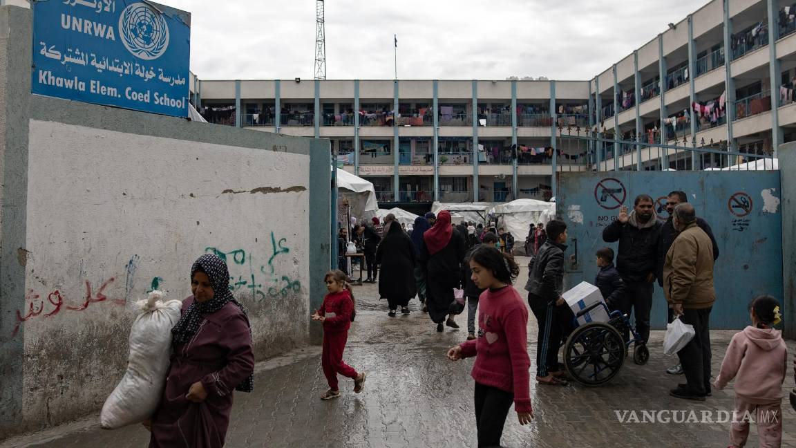 $!Palestinos desplazados fuera de la escuela de la UNRWA en Rafah, en el sur de la Franja de Gaza.
