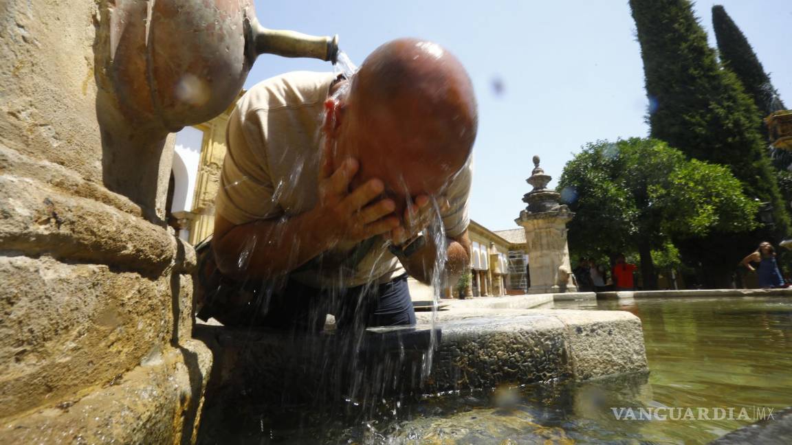 $!Un turista se refresca en una fuente del Patio de los Naranjos de la Mezquita-Catedral de Córdoba, España.