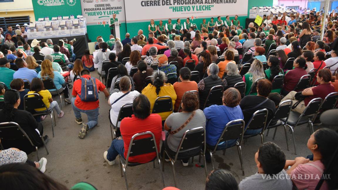 $!El gobernador y el alcalde Javier Díaz entregaron el apoyo alimentario como parte del programa Mejora Coahuila.