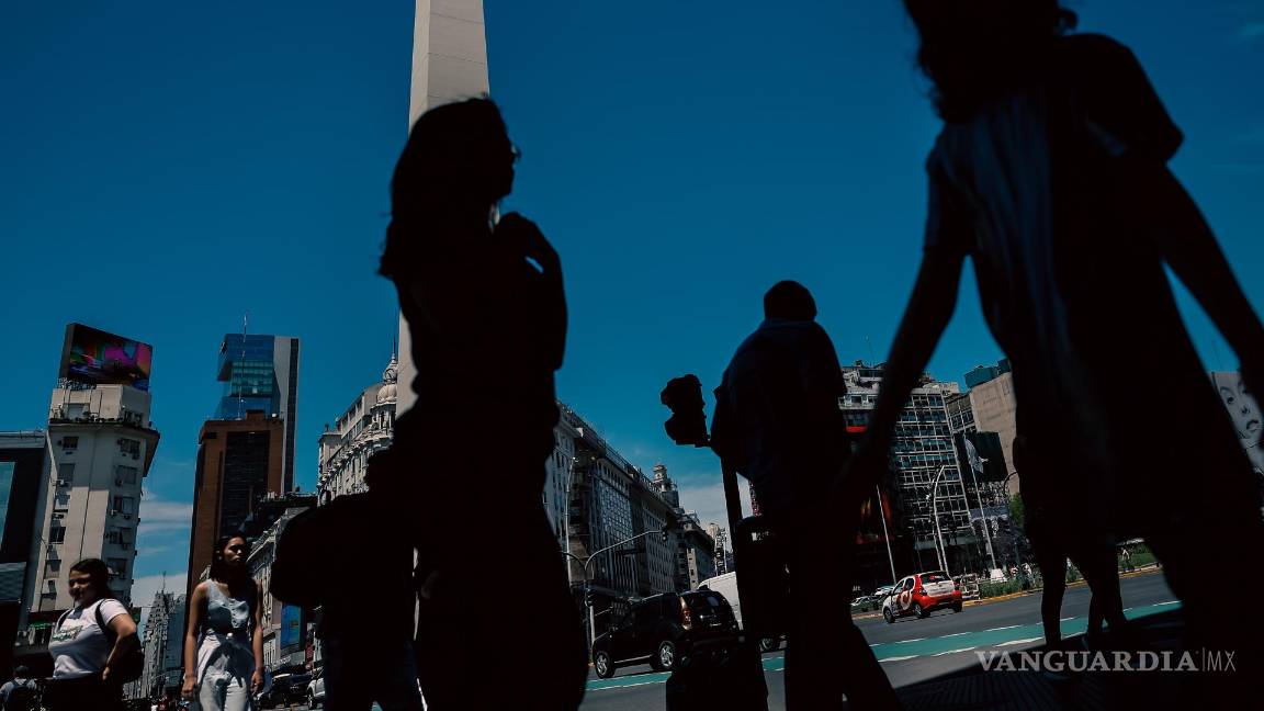$!Personas caminan por una calle en Buenos Aires. Argentina entra en veda electoral con vistas al balotaje del domingo 19 de noviembre.