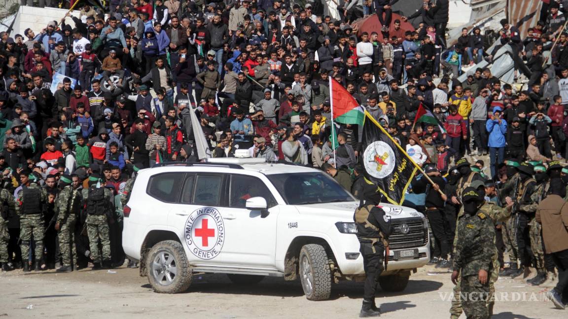 $!Tras haber sido transferidas en Gaza de manos de Hamás - que organizaron un desfile de fuerzas con cientos de milicianos congregados en la Plaza Palestina- a los vehículos de la Cruz Roja.