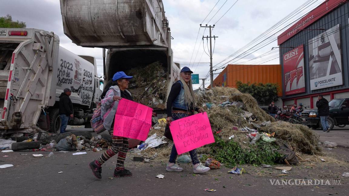 Trabajadores municipales bloquean vialidades de Ecatepec; demanda pago de salario y prestaciones