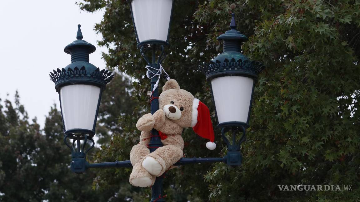 $!Solo unos osos de peluche fueron colocados en algunas luminarias.