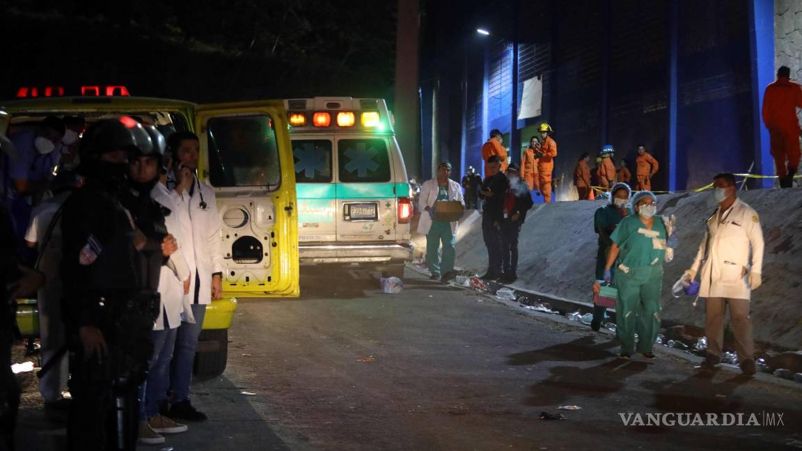 $!Miembros de la policía y primeros auxilios vigilan el lugar donde al menos 12 personas fallecieron en una estampida en el Estadio Cuscatlán previo a un partido de la Liga Mayor, en San Salvador, El Salvador.