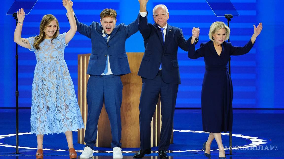 $!De izquierda a derecha: Hope Walz, Gus Walz, el gobernador de Minnesota Tim Walz, candidato demócrata a la vicepresidencia, y Gwen Walz en Chicago.