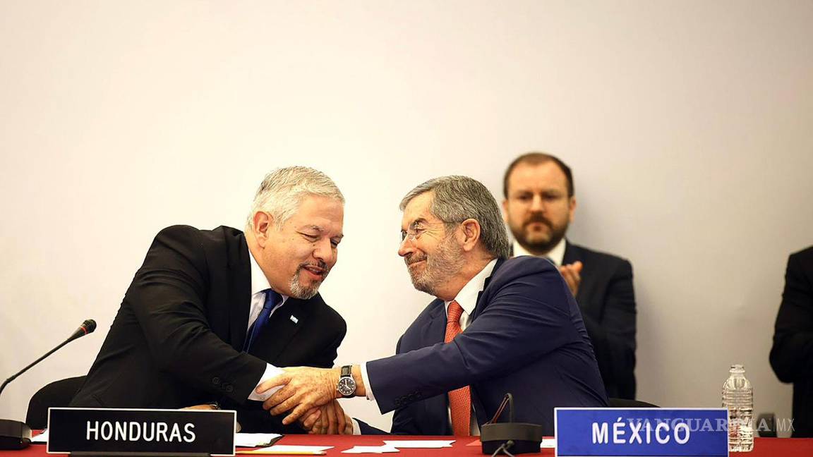 $!El canciller mexicano Juan Ramón de la Fuente (d) y el secretario de Relaciones Exteriores de Honduras, Eduardo Enrique Reina (i) en una reunión en CDMX.