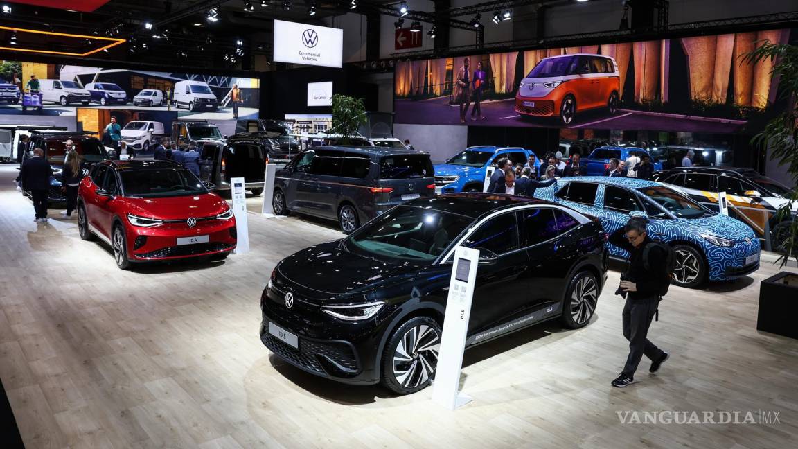 $!El stand del fabricante alemán de vehículos de motor Volkswagen durante la inauguración del Salón del Automóvil de Bruselas 2023, en Bruselas, Bélgica.