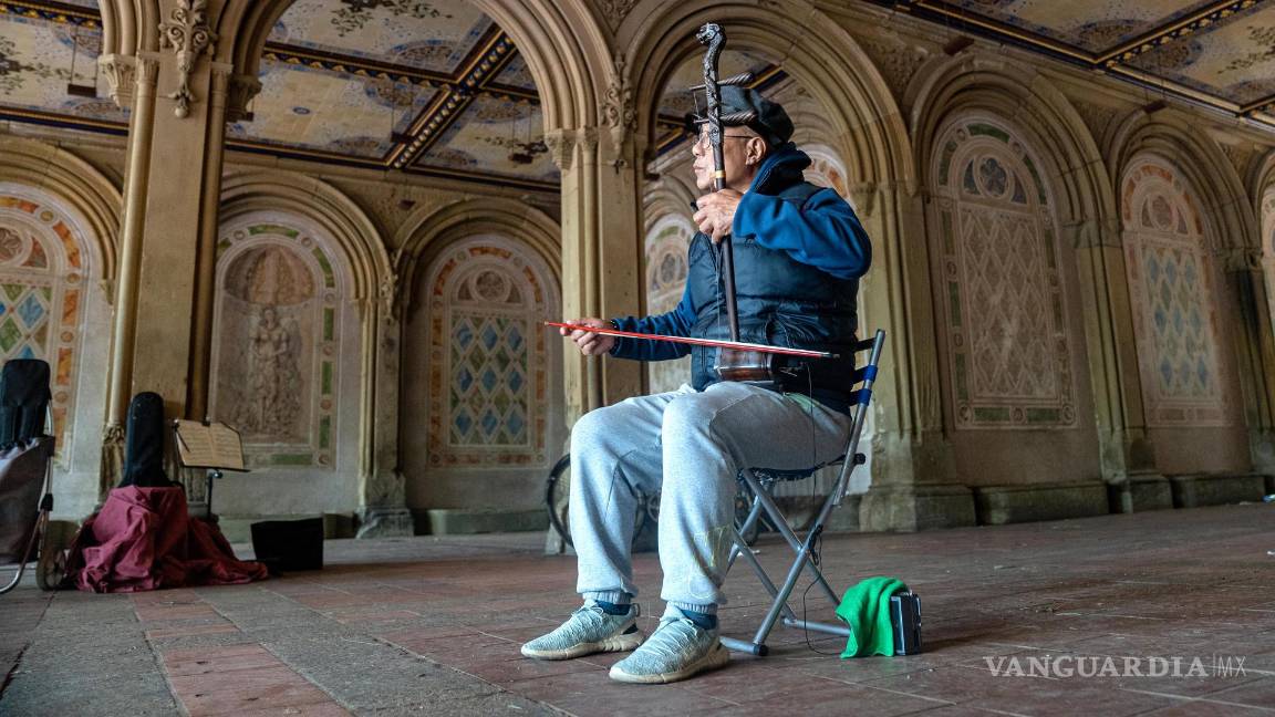 $!Un hombre toca el erhu o violín chino en el Central Park de Nueva York.