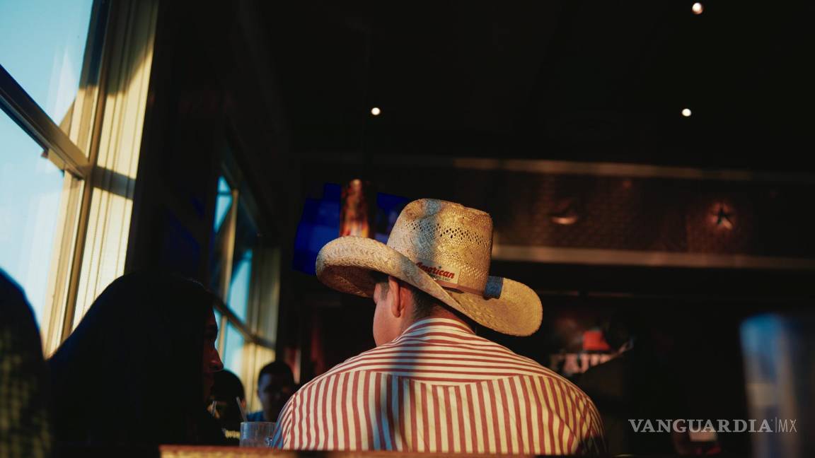 $!Un hombre usa un sombrero de vaquero para cenar en Chili’s Grill and Bar en Eagle Pass, Texas.