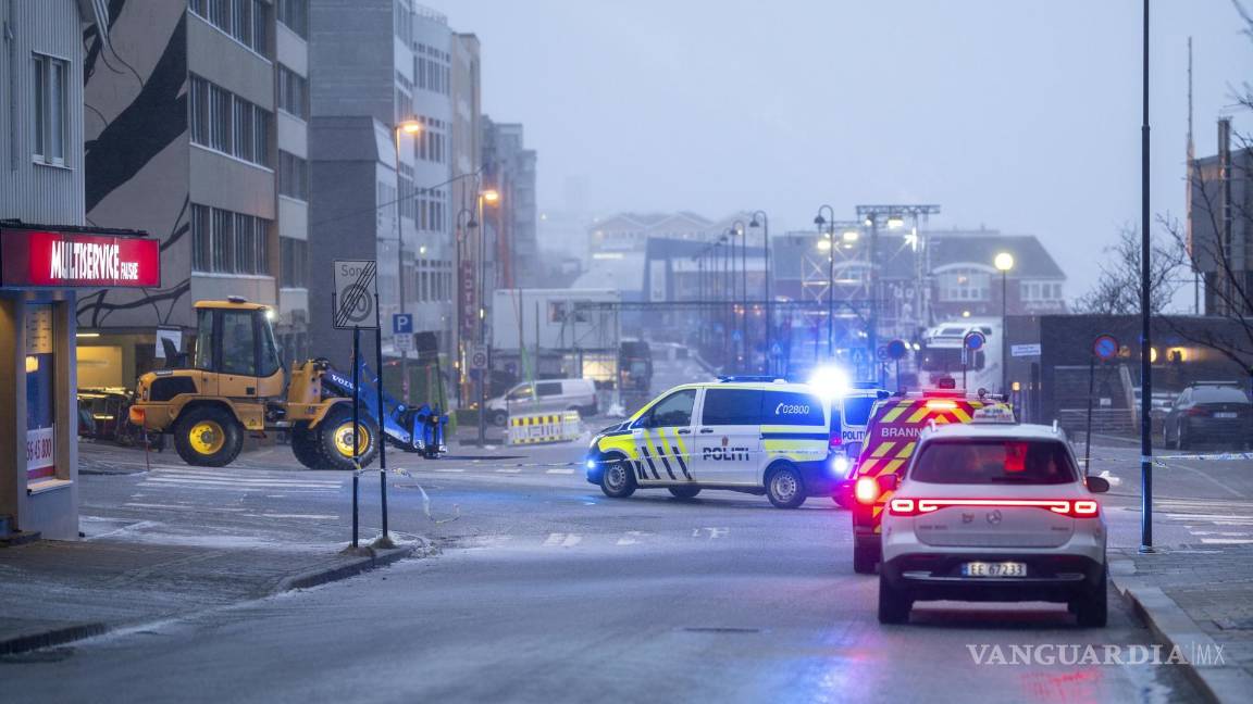 $!La policía patrulla la calle y advierte a los residentes sobre las condiciones peligrosas por el clima extremo provocado por la tormenta Ingunn, en Bodo.