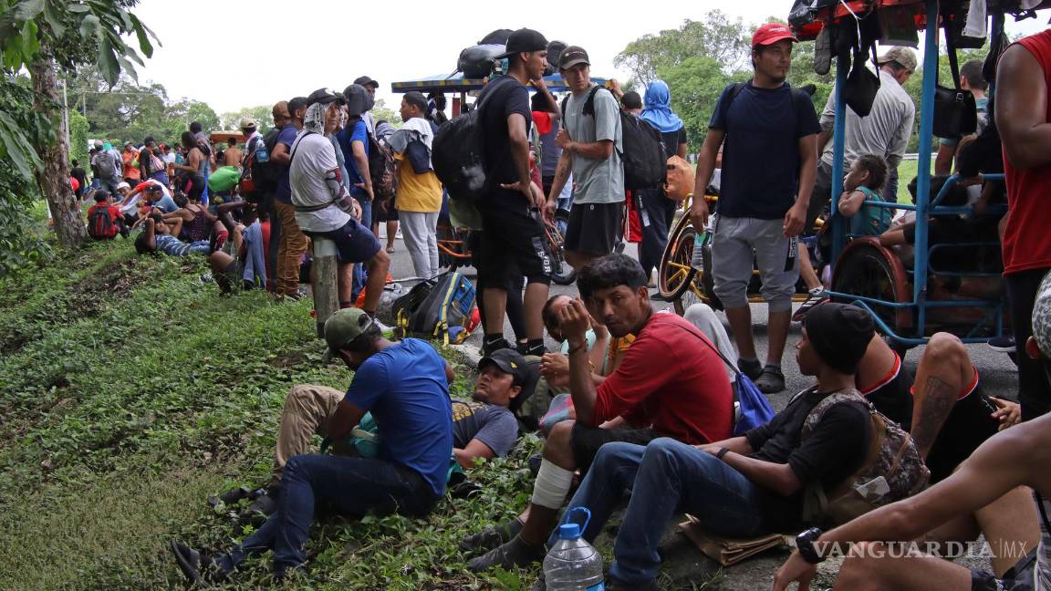 $!Migrantes que caminan en caravana rumbo a Estados Unidos, toman un descanso en el municipio de Tapachula en Chiapas (México).