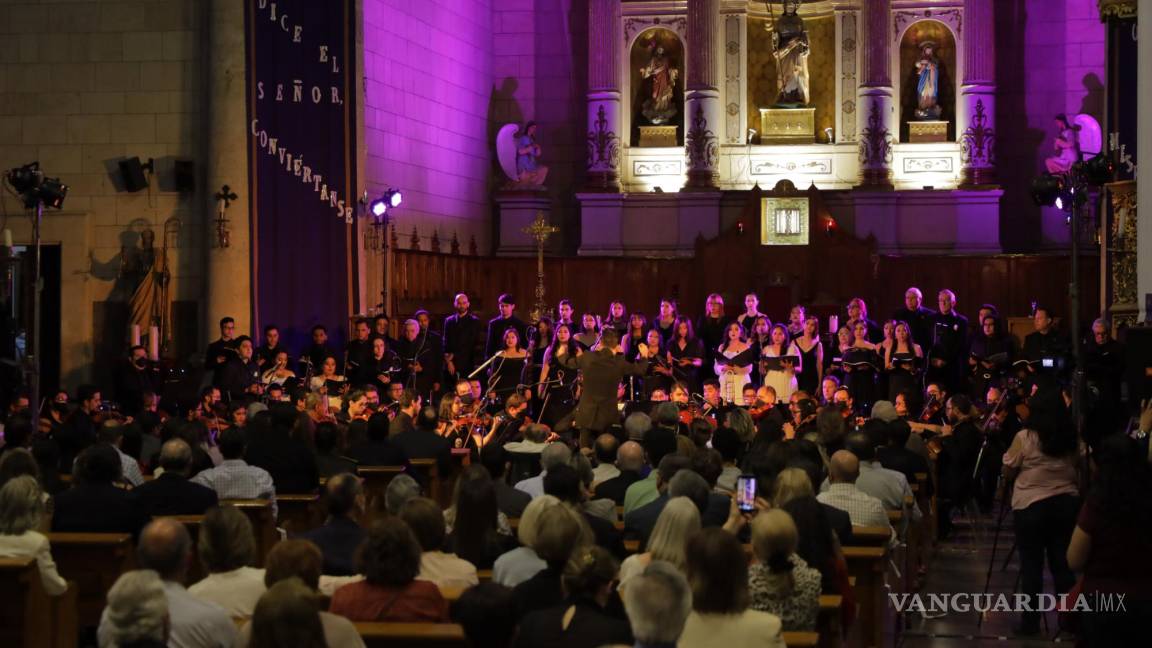 Compañía de Ópera de Saltillo llena la catedral de canto y público