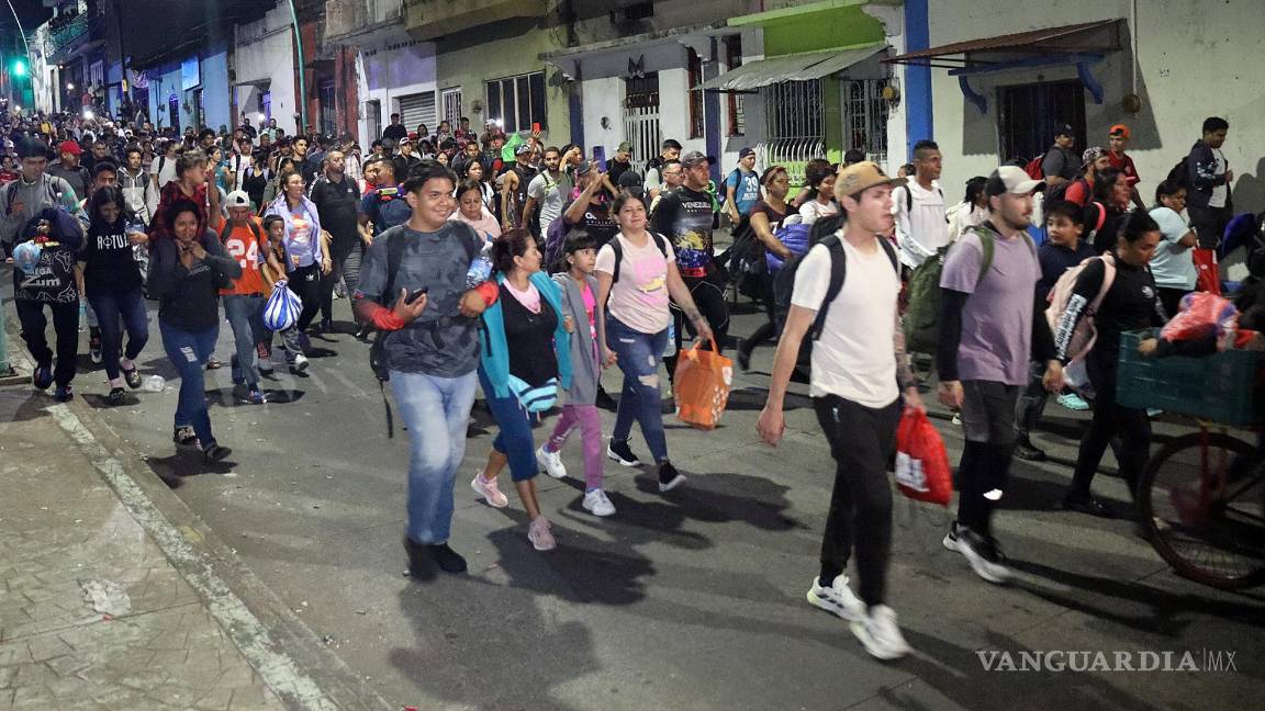 $!Migrantes caminan al inicio de una caravana que se dirige a la frontera norte de México en el municipio de Tapachula en Chiapas.