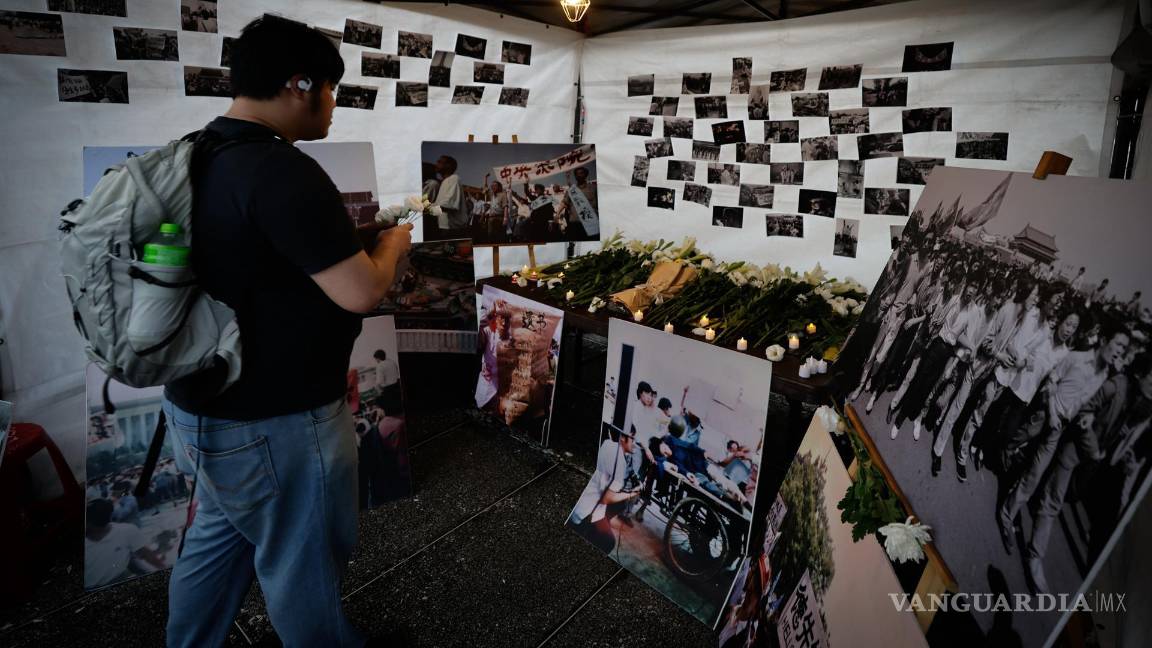 $!Una persona asiste a una vigilia en conmemoración de la protesta de la Plaza de Tiananmen, en Taipei, Taiwán.